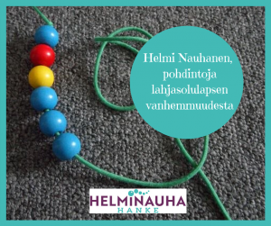 Kuvassa on puinen helminauha ja teksti Helmi Nauhanen, pohdintoja lahjasolulapsen vanhemmuudesta. Alarenussa Helminauha-hankkeen logo.