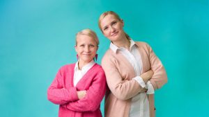 Kaksi naista seisoo vierekkäin.