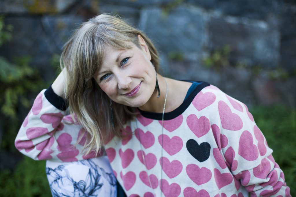 Hanna-Mari Nieminen istuu ja nojaa käteensä
