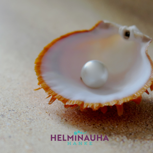 Simpukka, jonka sisällä on Helmi. Helminauha-hankkeen logo.