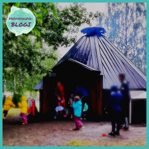 Lapsia ja aikuisia laavulla.