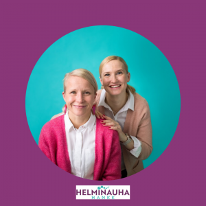 Kaksi naista katsoo kameraan. Helminauha-hankkeen logo.