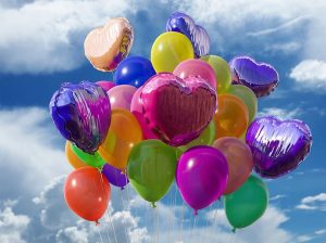 Useita värtikkäitä kaasuilmapalloja rykelmänä.