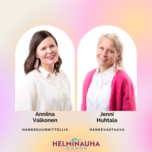 Vaaleahiuksinen ja tummahiuksinen nainen, Teksti: Anniina Valkonen hankesuunnittelija, Jenni Huhtala, hankevastaava. Helminauha-hankkeen logo, turkooseja helmiä vierekkäin.