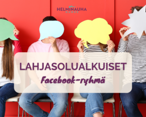 Neljä istuvaa henkilöä jotka pitävät kasvojensa edessä tähden ja puhekuplan muotoisia kartonkeja.