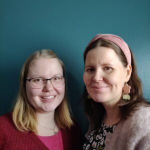 kaksi naista hymyilevät.