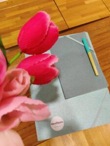 kukkia, kansio, vihko ja kynä