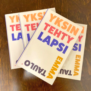 Puisella pöydällä pinossa Emma Taulon Yksin tehty lapsi -kirjoja.