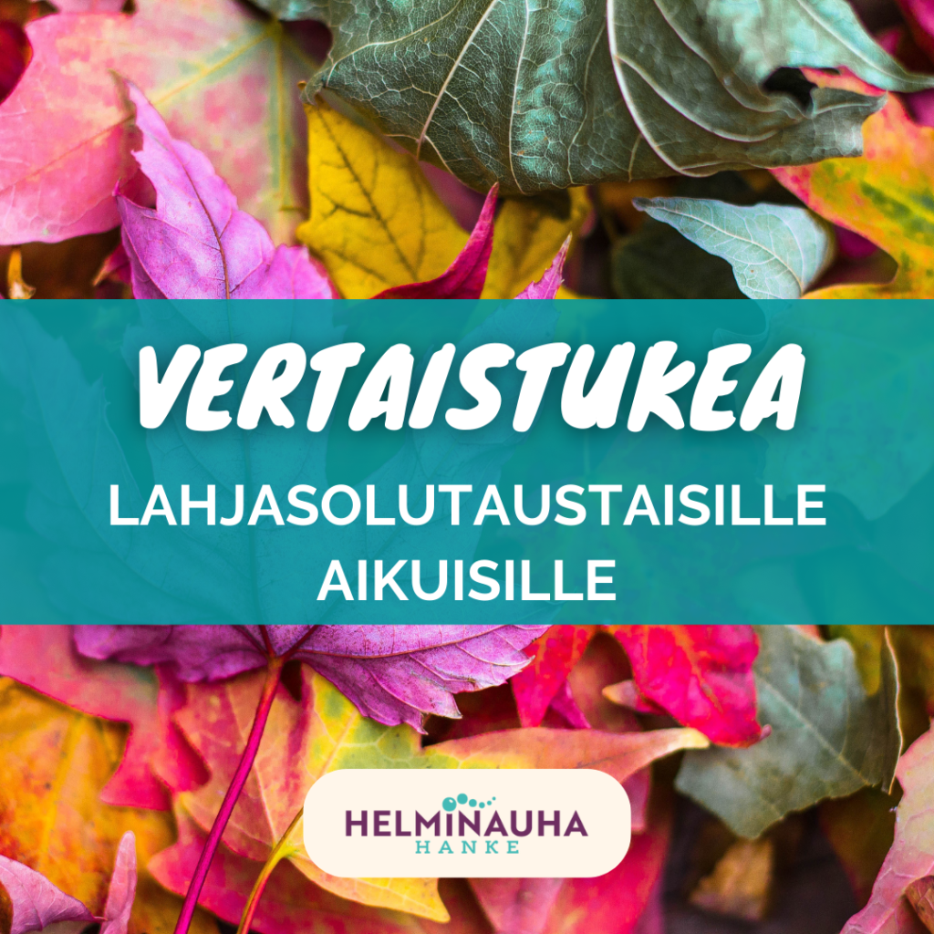 Eri värisiä syksyn lehtiä taustalla, Helminauha-hankkeen logo. Vertaistueka lahjasolutaustaisille aikuisille