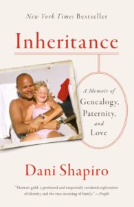 Kirjan kansi. Mies ja lapsi istuvat sylikkäin aj hymyilevät. Dani Shapiro, Inheritance