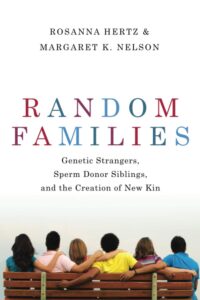 Kirjan kansi, ihmisiä istumassa, kuvattu selkäpuolelta. Random Families, Hertz