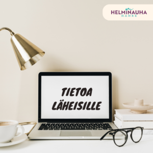 Pöydällä lamppu, kahvikuppi, silmälasit, kirjoja ja kannettava tietokone. Teskti: tietoa läheisille. Helminauha-hankkeen logo.