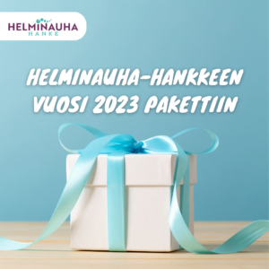 valkoinen lahjapaketti, missä siniset nauhat, Helminauha-hankkeen logo, Helminauha-hankekn vuosi 2023 pakettiin