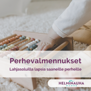 Lapsi leikkii helmitaululla. Päällä teksti: Perhevalmennukset lahjasoluilla lapsia saaneille perheille. Alla Helminauha-hankkeen logo.