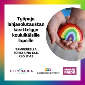 Lapsi pitää käsissään kiveä, johon on maalattu sateenkaari.