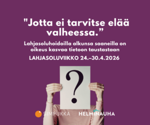 Simpukan ja Helminauhan logot, henkilö pitää kasvojen edessä kylttiä, jossa on kysymysmerkki.