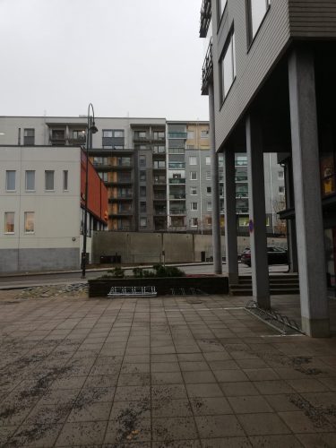 Näkymä parkkihallin jalankulkijoiden ulko-ovelta Tampellan Esplanadin yli Simpukan toimiston suuntaan.