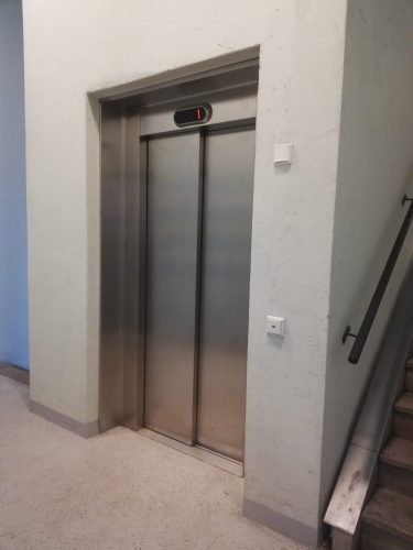 Parkkihallin hissi vasemmalla, rappuset oikealla. Rappusissa kymmenen porrasta.