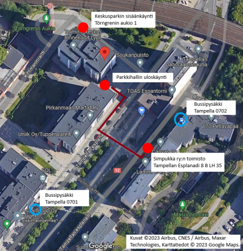 Google Mapsin ilmakuva, Tampellan Esplanadilta. Karttaan on merkitty lähimpien bussipysäkkien ja Keskusparkin sijainti sekä kävelyreitti parkkihallista Simpukan toimistolle.