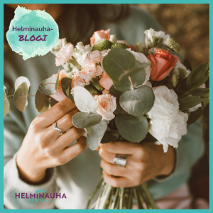 kukkakimppu naisen kädessä, Helminauha-hankene logo alareunassa, yläkumlmassa teksti:Helminauha-blogi