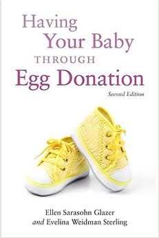 Kirjan kansi, keltaiset vauvan tossut. Kirjan nimi: Having Your Baby Through Egg Donation