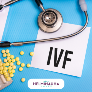 Keltaisia lääketabletteja, tsetoskooppi, sininen kansio ja paperi jossa kirjaimet IVF.