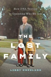 The Lost Family -kirjan kansi. Vanhassa värivalokuvassa kaksi pientä lasta seisoo kävelytiellä harmaaseen pukuun pukeutuneen miehen edessä. Lapset ovat kuvassa tarkkoja, mutta miehen kasvot on sumennettu tunnistamattomaksi.