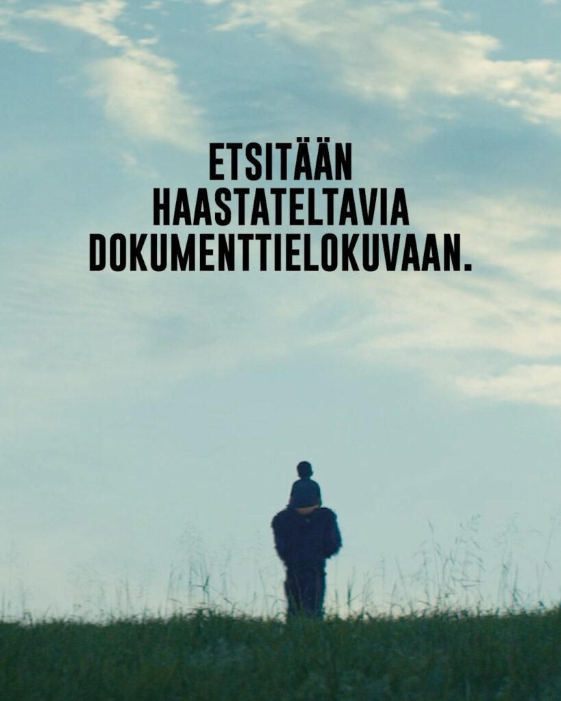 Kaksi hahmoa selin, toinen istuu toisen olkapäällä