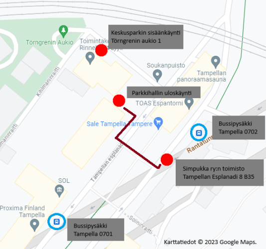 Google Mapsin ilmakuva, Tampellan Esplanadilta. Karttaan on merkitty lähimpien bussipysäkkien ja Keskusparkin sijainti sekä kävelyreitti parkkihallista Simpukan toimistolle.